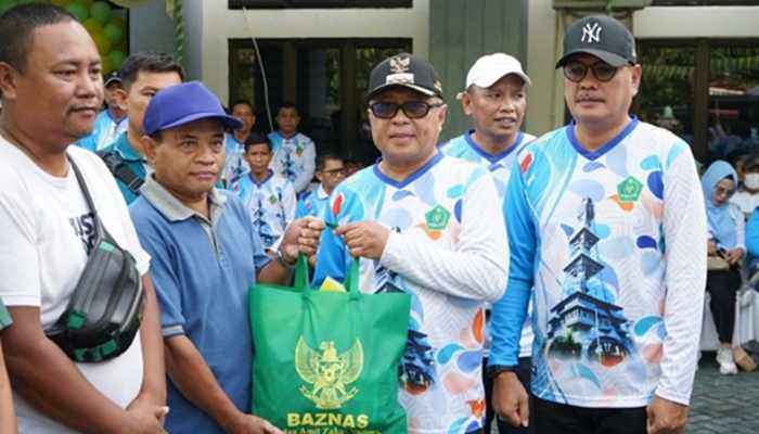 Bupati Gorontalo, Sofyan Puhi saat menghadiri pencanangan Hari Amal Bhakti tingkat Kabupaten Gorontalo [foto:dok/humas]
