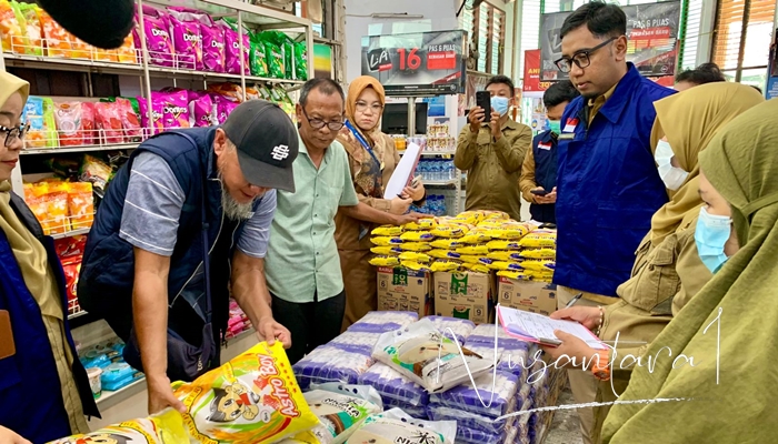 BPOM bersama sejumlah instansi saat melakukan pengecekan langsung di salah satu minimarket di Kota Gorontalo, Selasa, 16 Desember 2025. [foto: fikar/nusantara1]