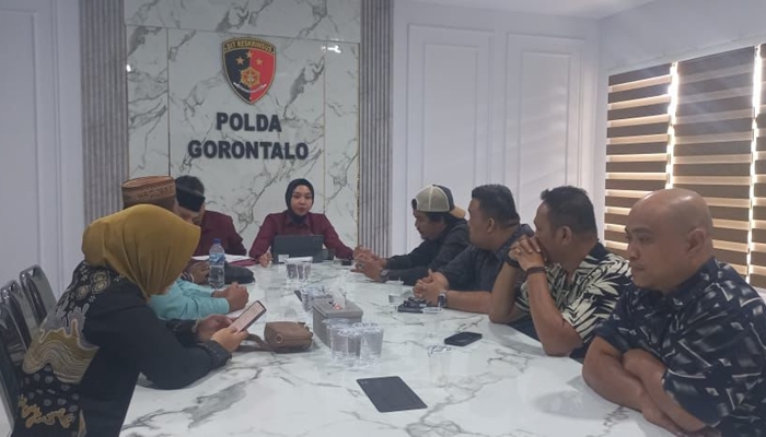 Proses mediasi antara ZH dengan KS atas dugaan Pelanggaran Hak Cipta yang berlangsung di Polda Gorontalo, Kamis 4 Desember 2025. [foto:ist/polda]