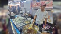 Salah stand yang cukup diminati oleh pengunjung di Festival Kuliner Jakarta Pecinan Halal [foto/nusantara1]