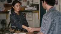 Dian Sastrowardoyo dan Reza Rahadian dalam film ‘Laut Bercerita’. [foto:dok/Pal 8 Pictures]
