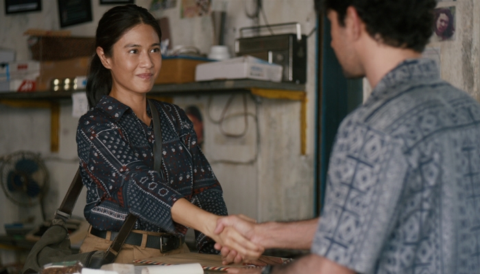 Dian Sastrowardoyo dan Reza Rahadian dalam film ‘Laut Bercerita’. [foto:dok/Pal 8 Pictures]