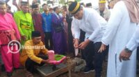 Gubernur Gorontalo, Gusnar Ismail saat melakukan peletakan batu pertama pembangunan Masjid Raya, Jumat, 12 Desember 2025. [foto: fikar/nusantara1]
