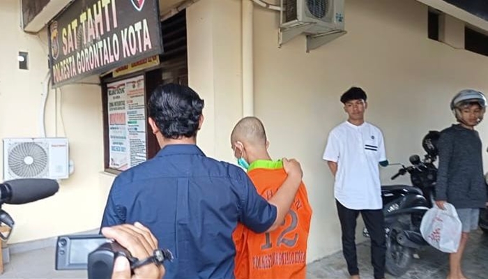 Seorang tersangka persetubuhan berinisial RP (19) saat dihadirkan dalam konferensi pers, Jumat, 19 Desember 2025. [foto:fikar/nusantara1]