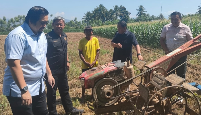 Komisi II DPRD Provinsi saat monitoring pemanfaatan bantuan Alsintan [foto:dok/humas]