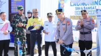 Kapolda Gorontalo, Irjen Pol Widodo saat gunting pita sebagai tanda launching layanan SIM dan Samsat Drive Thru di Pohuwato [foto:dok/humas]