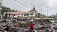 Material batuan memenuhi jalanan pasca banjir bandang di Kabupaten Sitaro, Senin 5 Januari 2026 [foto:dok/bnpb]
