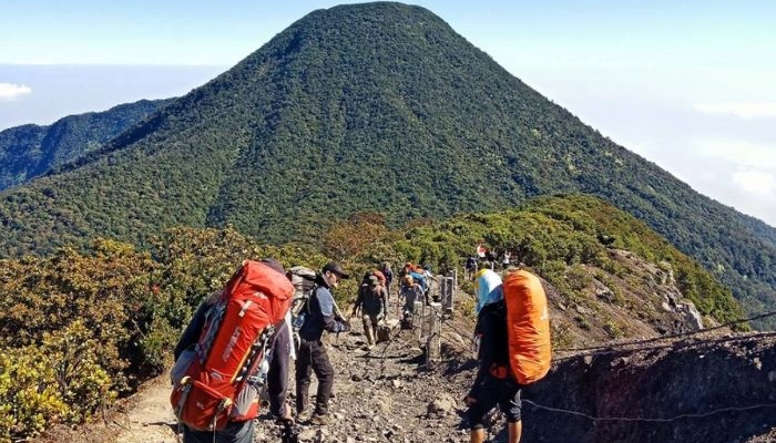Ilustrasi. Pendaki Gunung Gede, Jawa Barat nantinya bakal diberi gelang RFID saat registrasi [foto:dok/eiger]