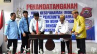 Bupati Bone Bolango, Ismet Mile bersama Kajari Bone Bolango, Feddy Hantyo Nugroho saat menandatangani MoU Penanganan Masalah Hukum Bidang Perdata dan Tata Usaha Negara (Datun). [foto:dok/humas]