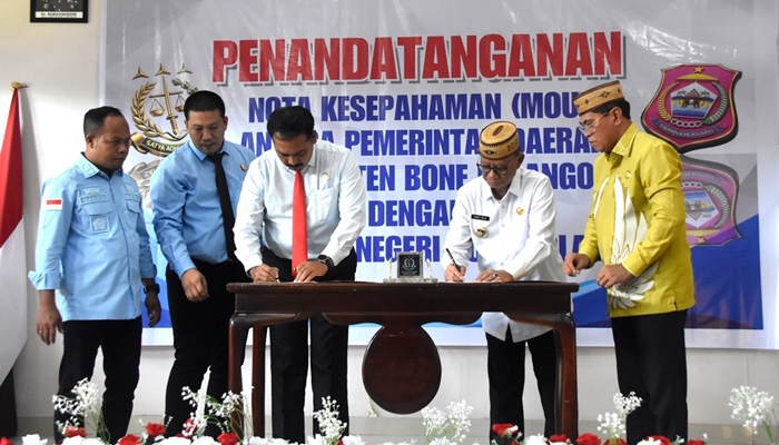 Bupati Bone Bolango, Ismet Mile bersama Kajari Bone Bolango, Feddy Hantyo Nugroho saat menandatangani MoU Penanganan Masalah Hukum Bidang Perdata dan Tata Usaha Negara (Datun). [foto:dok/humas]