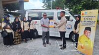 Staf Ahli Anggota DPR RI, Rusli Habibie, Arifin Anwar saat menyerahkan dokumen mobil ambulance [foto:nusantara1]