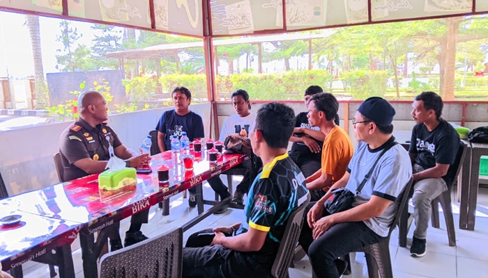 Panitia ‘Journalist Futsal League’ saat bertemu Kajari Kabupaten Gorontalo, Olan Laurence Hasiholan Pasaribu [foto:dok/panitia]