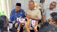 Wali Kota Gorontalo, Adhan Dambea dan Anggota DPR RI, Rusli Habibie menemui wartawan usai menggelar pertemuan di Kantor Wali Kota Gorontalo {foto:dok/tim rh]