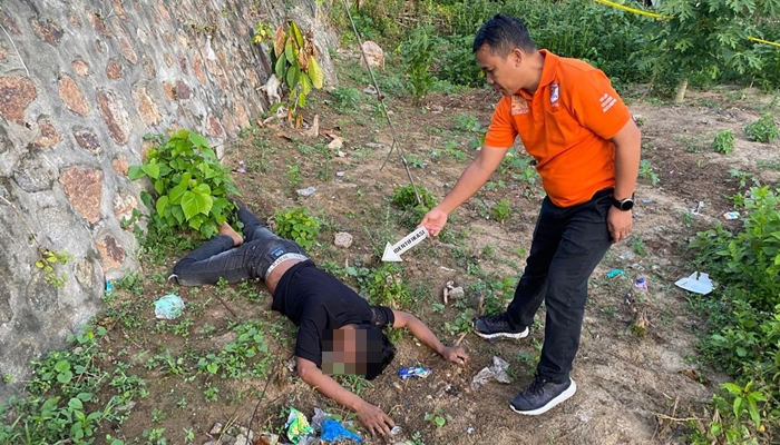 Olah TKP penikaman di salah satu cafe di Kabila, Bone Bolango. [foto: dok/humaspolres]
