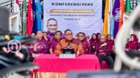 Rektor UNG, Eduart Wolok bersama jajarannya saat memberikan keterangan dalam konferensi pers akhir tahun, Rabu, 31 Desember 2025. [foto:fikar/nusantara1]
