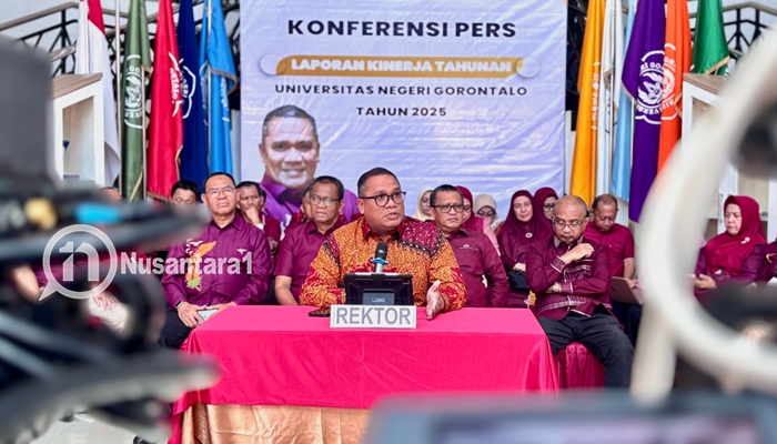 Rektor UNG, Eduart Wolok bersama jajarannya saat memberikan keterangan dalam konferensi pers akhir tahun, Rabu, 31 Desember 2025. [foto:fikar/nusantara1]