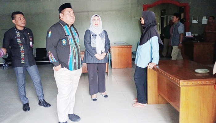 Sekda Kabupaten Gorontalo, Sugondo Makmur saat melakukan monitoring dan evaluasi dua OPD, Kamis 19 Februari 2026 [foto:dok/kominfo]