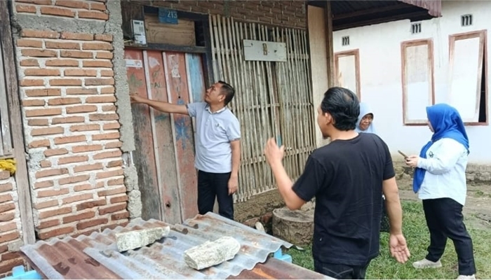 Anggota DPRD Provinsi Gorontalo, Ghalieb Lahidjun saat memastikan pemasangan listrik gratis dapat terealisasi [foto:dok/humas]