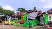 Sejumlah rumah warga rusak di Tibawa akibat hembusan angin kencang. [foto:juna/nusantara1]