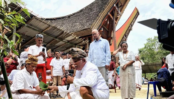 Pandji Pragiwaksono dijatuhi sanksi adat berupa denda satu ekor babi dan 5 ayam dalam sidang adat di Tana Toraja, buntut candaan Toraja [foto:dok/garuda]