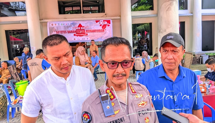 Kabid Humas Polda Gorontalo, Kombes Pol Desmont Harjendro saat ditemui di lokasi donor darah [foto:juna/nusantara1]