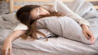 Ilustrasi. Agar wajah tetap segar dan awet muda, sebaiknya adopsi posisi tidur yang sesuai [foto:dok/alodokter]