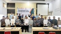 Bupati Bone Bolango, Ismet Mile saat foto bersama dengan peserta pembinaan, Jumat 6 Maret 2026 [foto:dok/kominfo]