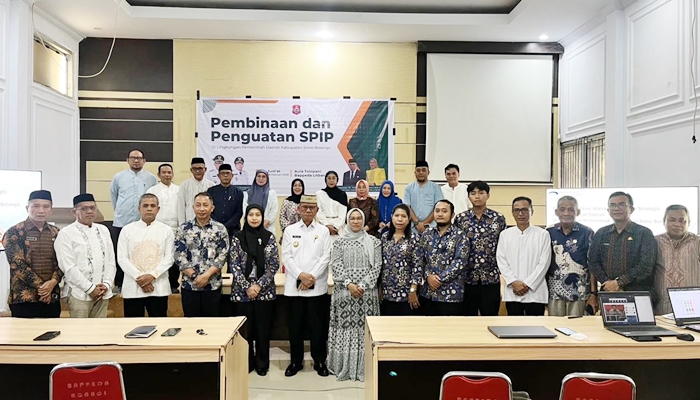 Bupati Bone Bolango, Ismet Mile saat foto bersama dengan peserta pembinaan, Jumat 6 Maret 2026 [foto:dok/kominfo]