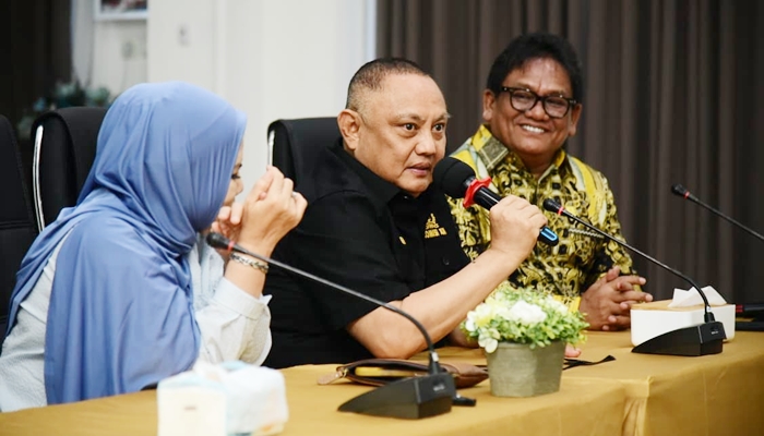 Anggota DPR RI, Rusli Habibie (tengah) saat berkunjung ke Kantor PT PLN (Persero) Gorontalo. [foto:dok/tim rh]