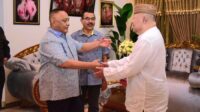 Anggota DPR RI, Rusli Habibie (kiri) saat bertemu dengan tokoh Bone Bolango, Kilat Wartabone [foto:dok/tim rh]