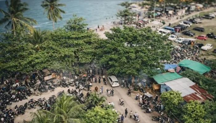 Suasana Pantai Monano awal 2026 yang dipadati pengunjung [foto:dok]