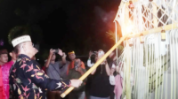 Bupati Bone Bolango, Ismet Mile saat menyalakan lampu botol sebagai bentuk tradisi Tumbilotohe telah dimulai [foto:dok/ist]