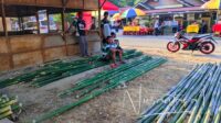 Penjualan bambu di kawasan bundaran tugu ketupat Desa Yosonegoro. [foto:juna/nusantara1]
