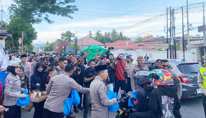 Kapolda Gorontalo, Irjen Pol Drs. Widodo saat membagikan takjil kepada pengendara yang melintas di depan Mapolda [foto:dok/humas]