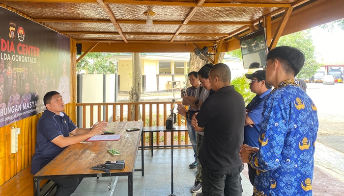 Dirreskrimsus Polda Gorontalo Kombes Pol Dr Maruly Pardede saat memberi keterangan pers terkait jual beli emas [foto:dok/humas]