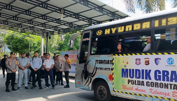 Kapolda Gorontalo, Irjen Pol. Drs. Widodo saat melepas peserta Mudik Gratis, Rabu 18 Maret 2026 [foto:dok/humas]