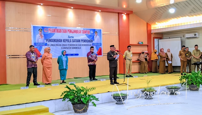 Bupati Gorontalo, Sofyan Puhi saat melantik Kepala Sekolah Se Kabupaten Gorontalo. [foto:juna/nusantara1]
