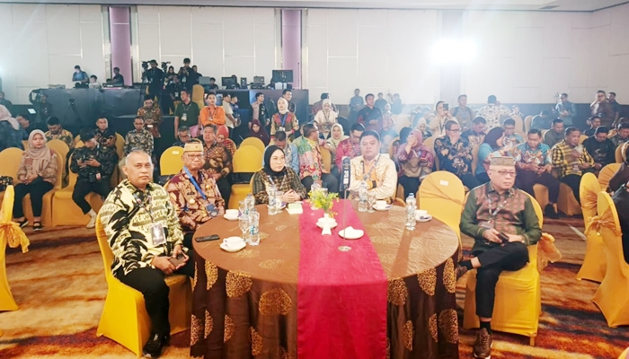 Bupati Bone Bolango, Ismet Mile (kedua dari kiri) saat menghadiri acara yang diselenggarakan BPJS Ketenagakerjaan [foto:dok/kominfo]
