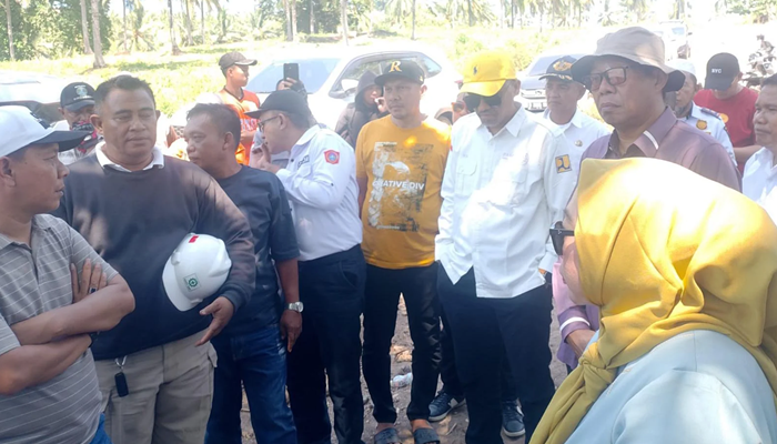 Anggota DPRD Gorontalo Utara saat turun lapangan di Molantadu [foto:dok/gotimes]