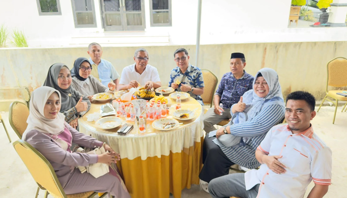 Pimpinan dan Anggota DPRD Gorontalo Utara bersilaturahmi ke kediaman Kaban Keuangan usai Idulfitri [foto:dok/setwan]