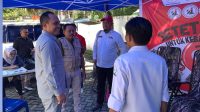Ketua DPRD Kabupaten Gorontalo, Zulfikar Usira saat berada di tengah-tengah panitia donor darah.