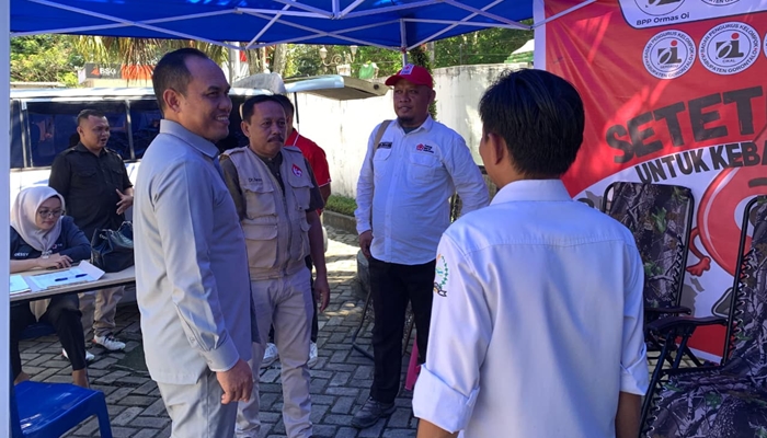 Ketua DPRD Kabupaten Gorontalo, Zulfikar Usira saat berada di tengah-tengah panitia donor darah.