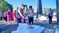 Tabur bunga yang dilakukan Kapolda Gorontalo, Irjen Pol. Drs. Widodo di TMP Pentadio. [foto:dok/humas]