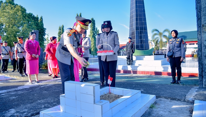 Tabur bunga yang dilakukan Kapolda Gorontalo, Irjen Pol. Drs. Widodo di TMP Pentadio. [foto:dok/humas]