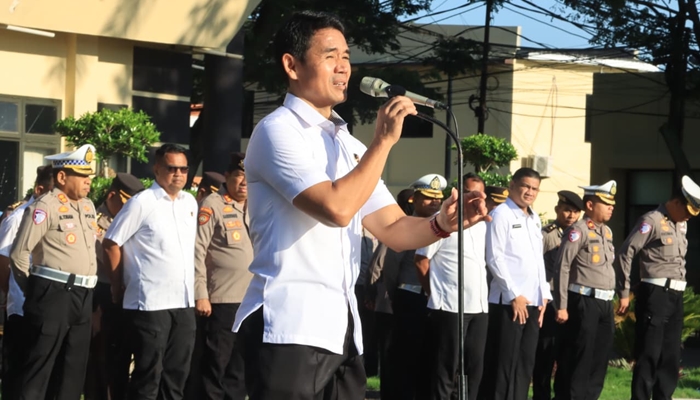 Direktur Reserse Narkoba Polda Gorontalo, Kombes Pol. Tulus Sinaga saat memimpin apel [foto:dok/humas]