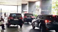 Sebanyak 3 unit mobil yang bawa para pihak yang terjaring OTT KPK tiba di Gedung Merah Putih KPK [foto:dok/RMOL/Jamaludin Akmal]