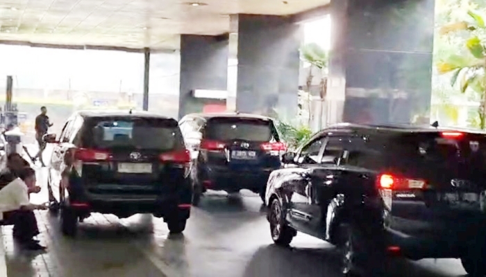 Sebanyak 3 unit mobil yang bawa para pihak yang terjaring OTT KPK tiba di Gedung Merah Putih KPK [foto:dok/RMOL/Jamaludin Akmal]