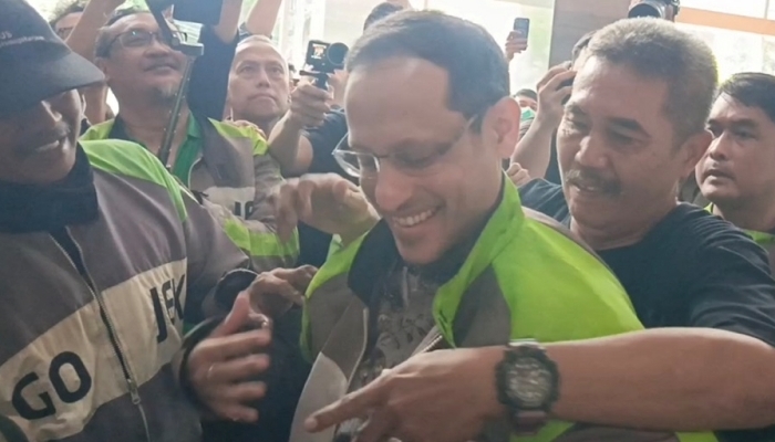 Mantan Mendikbudristek, Nadiem Makarim saat mengenakan jaket Gojek generasi pertama. [foto:dok]