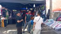 Pedagan asal Jakarta yang menjual kaos bertema Penas. [foto:juna/nusantara1]