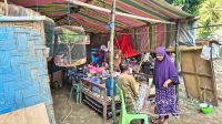 Rumah warga di Kelurahan Bulota Kecamatan Limboto pasca tertimpa pohon tumbang. [foto:juna/nusantara1]